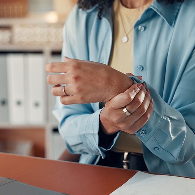 woman experiencing a repetitive motion injury at work in San Jose, CA