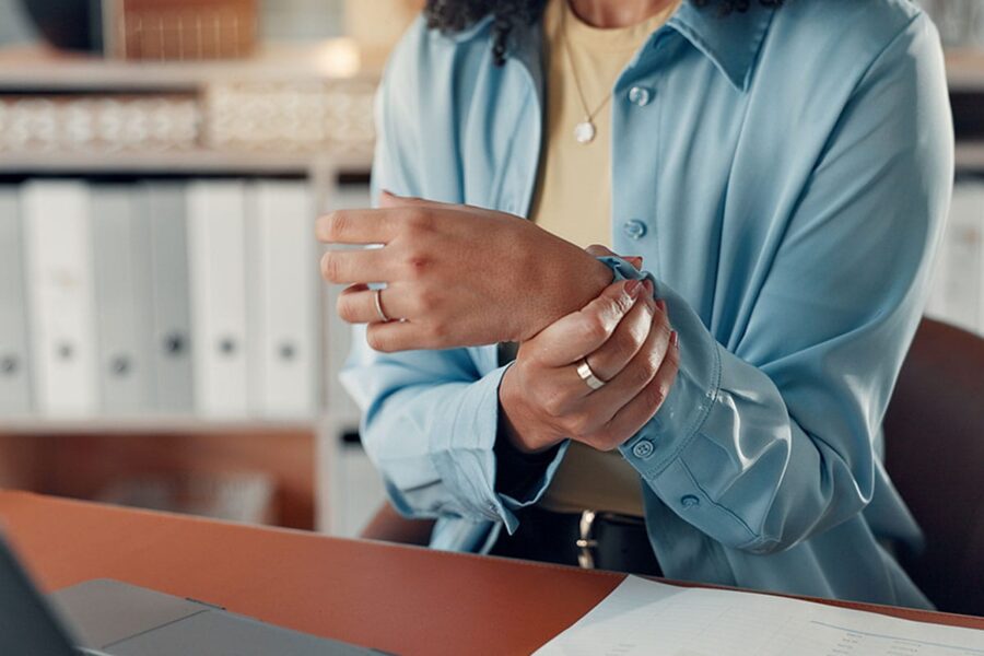 woman experiencing a repetitive motion injury at work in San Jose, CA